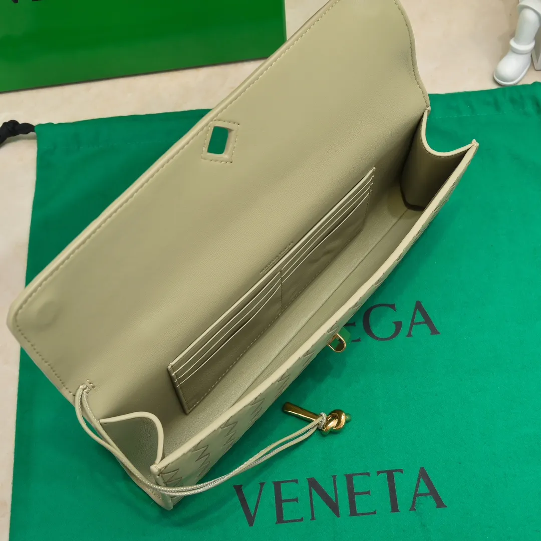 The batch of 1360 BV Andiamo evening handbags has been heavily planted again~ The designer aesthetics in the era of economic downturn are back. I fall in love with it at first sight and can't put it down. It's so beautiful and full of aura. The shape and texture are very competitive. It's light in weight and has sufficient capacity. It's a must-have for fashionistas. It's suitable for many occasions, minimalist, high-end and light luxury. Model No.: 741511 Size: 31*13*3cm